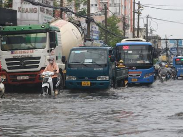 TP HCM: Đường thành sông sau cơn mưa lớn cuối tuần