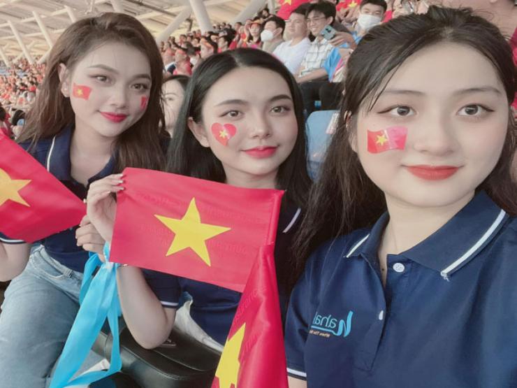 Fan nữ xinh đẹp đổ bộ ”chảo lửa” Mỹ Đình cổ vũ U23 Việt Nam đấu Thái Lan