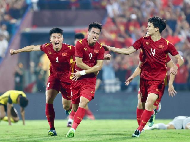 Tiến Linh đánh đầu cháy lưới U23 Malaysia, sao Việt ”dậy sóng” nhắn ngay điều này