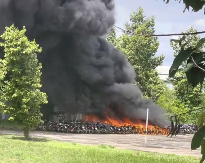 Hàng trăm xe máy trong bãi tạm giữ phương tiện vi phạm bị lửa thiêu rụi - 1