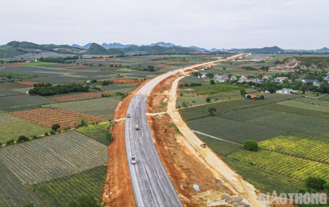 Toàn cảnh ngày đêm thi công cao tốc Bắc - Nam qua Ninh Bình, Thanh Hóa - 1