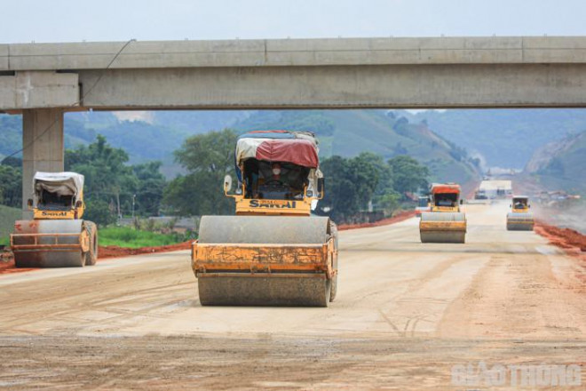 Toàn cảnh ngày đêm thi công cao tốc Bắc - Nam qua Ninh Bình, Thanh Hóa - 12