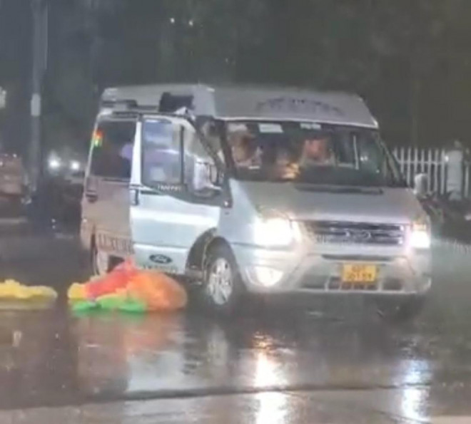 UBND, công an nói gì về clip vứt áo mưa giữa đường gây xôn xao dư luận ở Phú Quốc? - 1