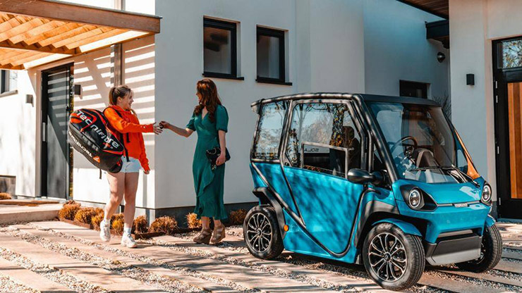 Sau 3 năm thử nghiệm và phát triển, một công ty tại Hà Lan đã cho ra mắt chiếc ô tô có thể sạc thêm điện bằng năng lượng mặt trời đầu tiên trên thế giới, có tên gọi Squad Solar City Car
