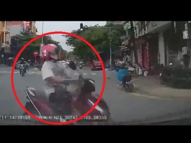 Clip: “Núp bóng ông lớn” qua đường, tài xế bị tông bay