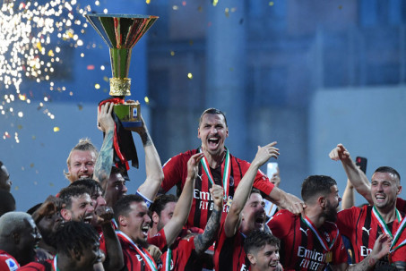 AC Milan vô địch Serie A: Thành Milano rợp màu đỏ đen, Ibrahimovic ngạo nghễ