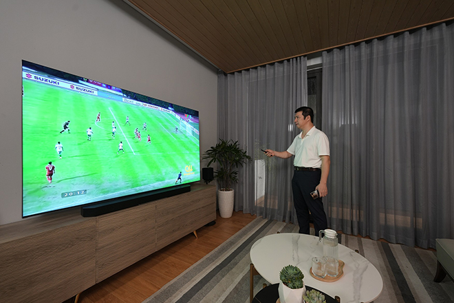 BLV Quang Huy, Anh Quân chọn TV xem bóng đá theo những tiêu chí nào? - 1