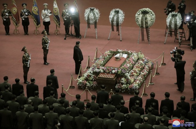 Ông Kim Jong Un khiêng quan tài, thả đất xuống mộ tiễn biệt nguyên soái Triều Tiên - 1