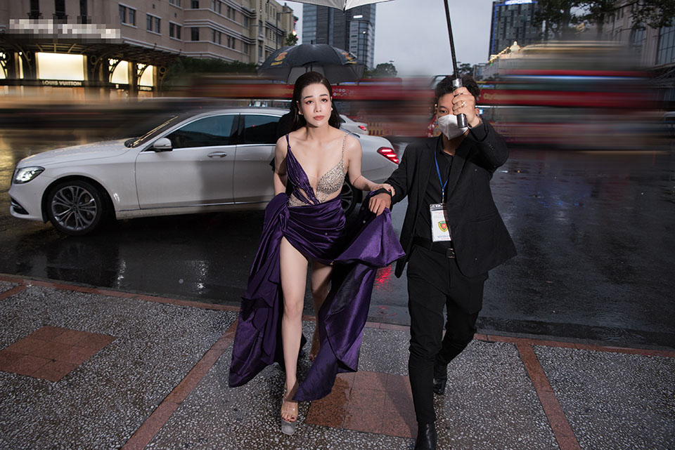 Nhật Kim Anh diện váy xẻ táo bạo, đi xe sang chấm thi Hoa hậu - 1
