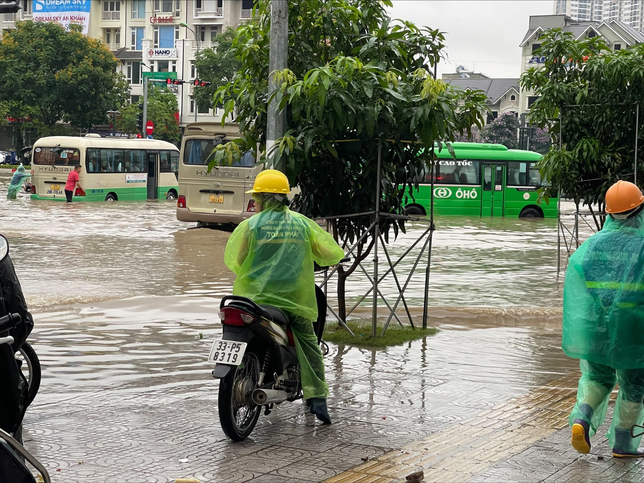 Đường phố Hà Nội ngập sâu, ùn tắc khủng khiếp vào sáng đầu tuần - 1