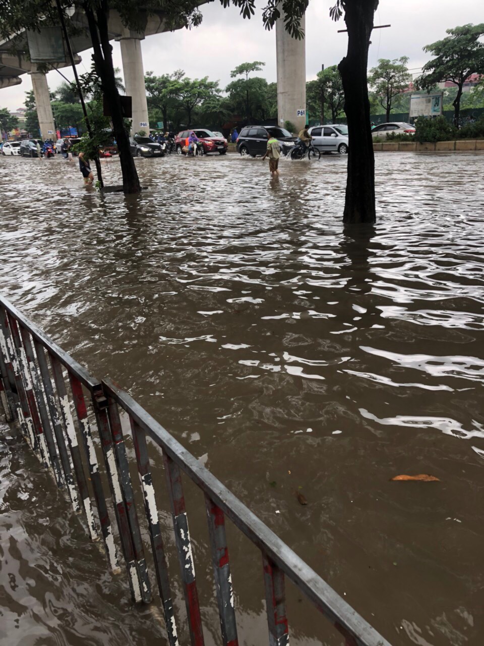 Đường phố Hà Nội ngập sâu, ùn tắc khủng khiếp vào sáng đầu tuần - 10
