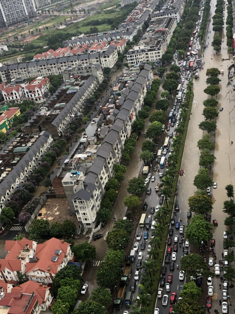 Đường phố Hà Nội ngập sâu, ùn tắc khủng khiếp vào sáng đầu tuần - 3