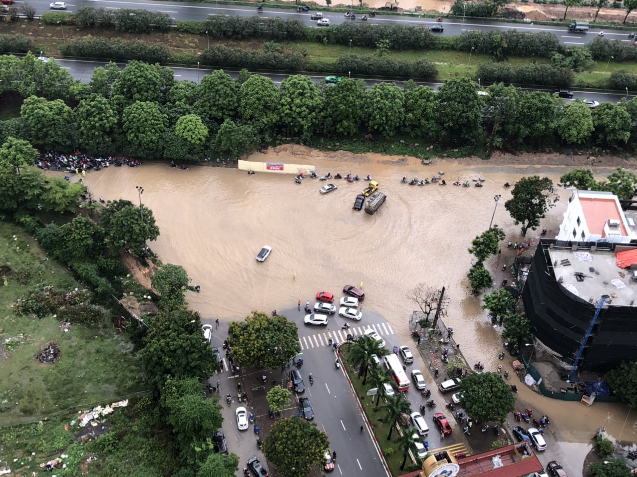 Đường phố Hà Nội ngập sâu, ùn tắc khủng khiếp vào sáng đầu tuần - 4