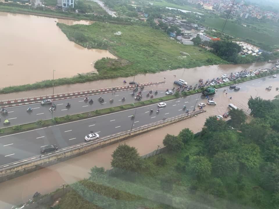 Đường phố Hà Nội ngập sâu, ùn tắc khủng khiếp vào sáng đầu tuần - 6