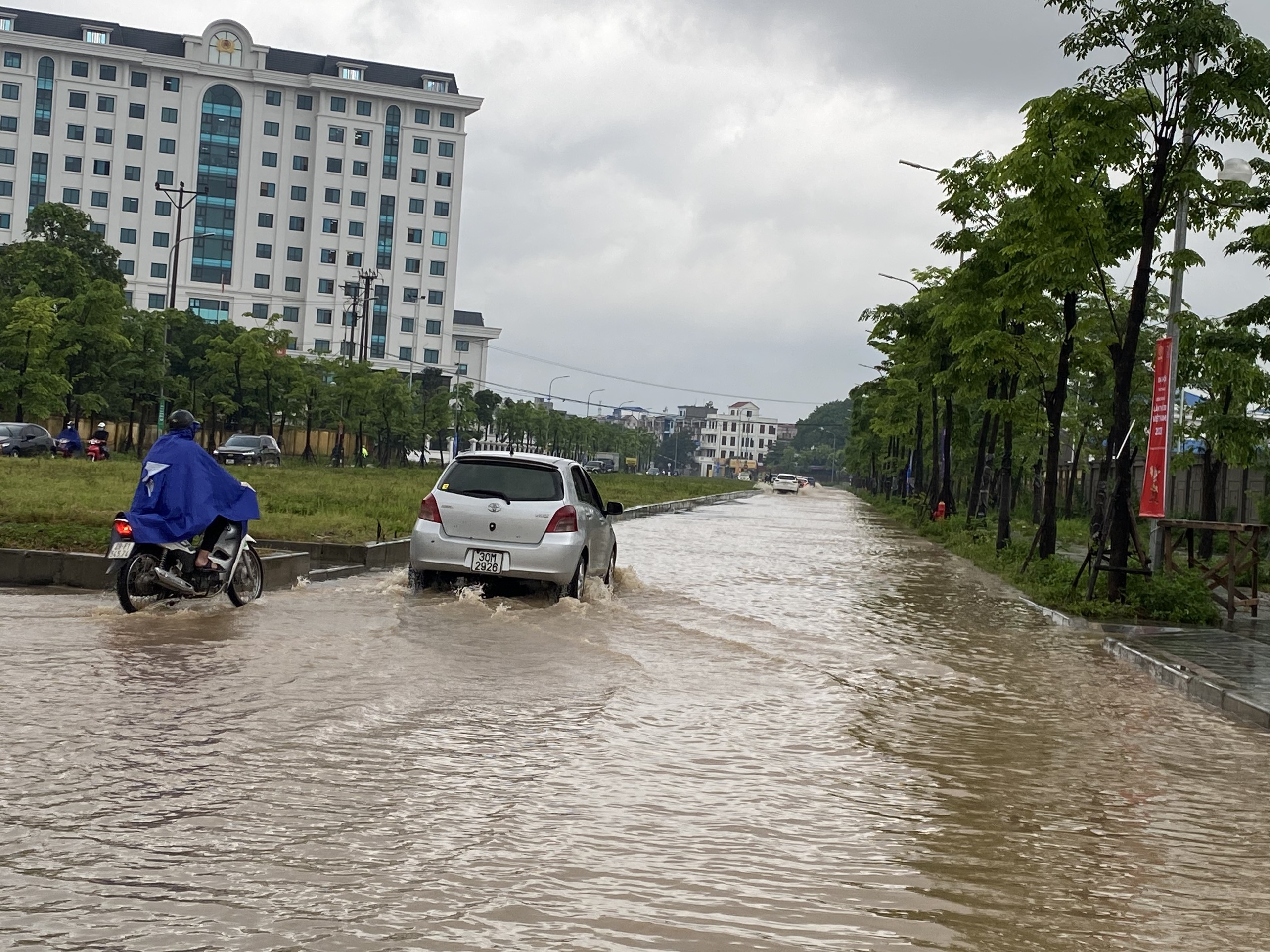 Đường phố Hà Nội ngập sâu, ùn tắc khủng khiếp vào sáng đầu tuần - 8