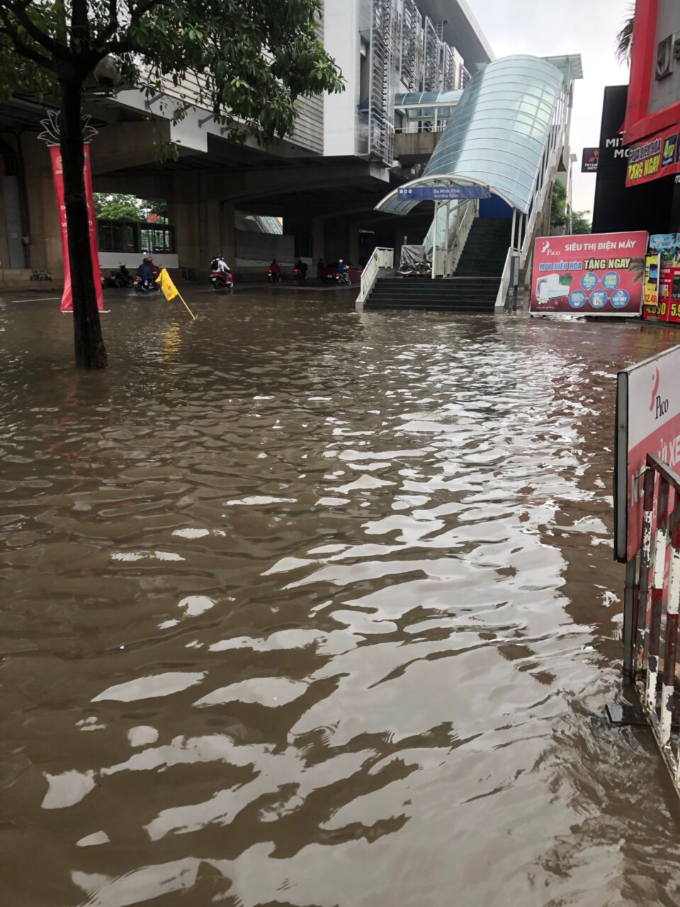 Đường phố Hà Nội ngập sâu, ùn tắc khủng khiếp vào sáng đầu tuần - 9