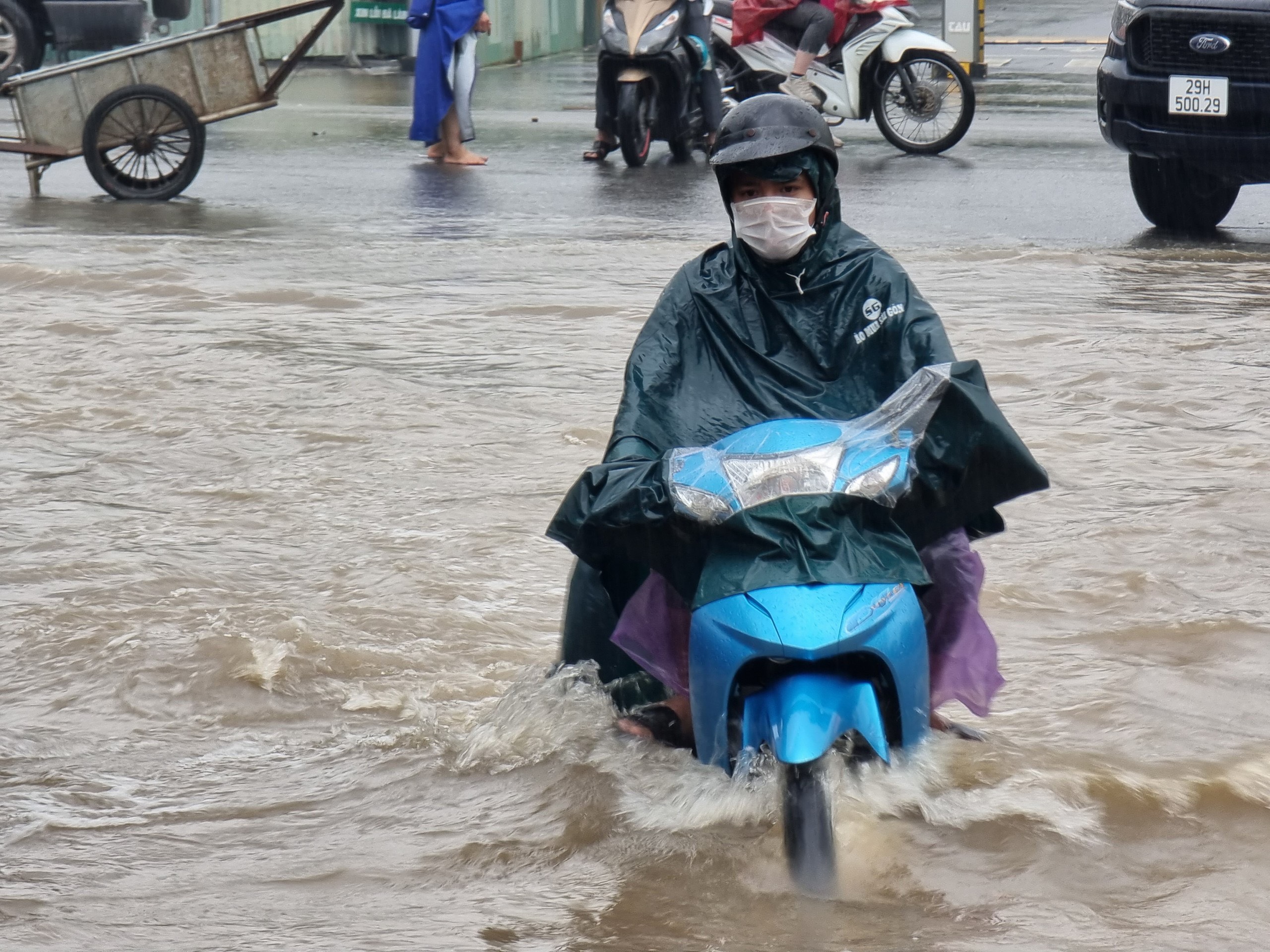 Đường phố Hà Nội ngập sâu, ùn tắc khủng khiếp vào sáng đầu tuần - 12