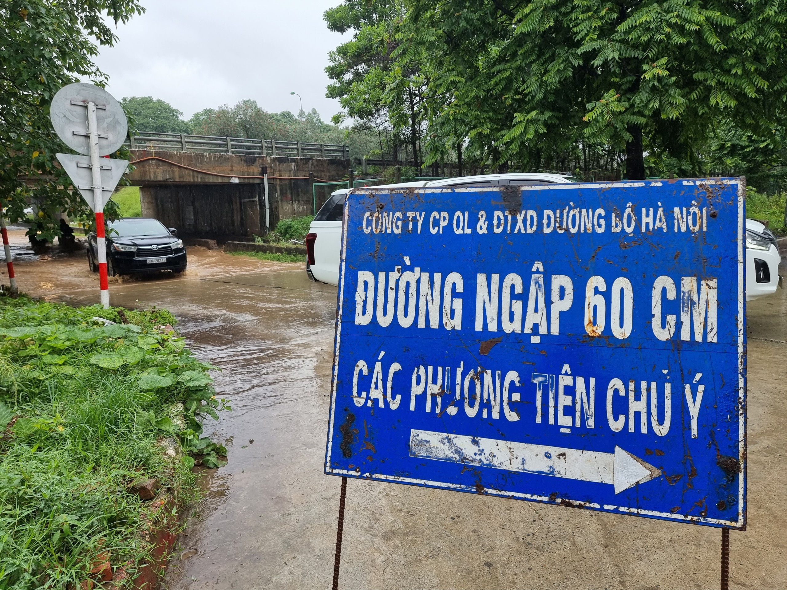 Đường phố Hà Nội ngập sâu, ùn tắc khủng khiếp vào sáng đầu tuần - 19