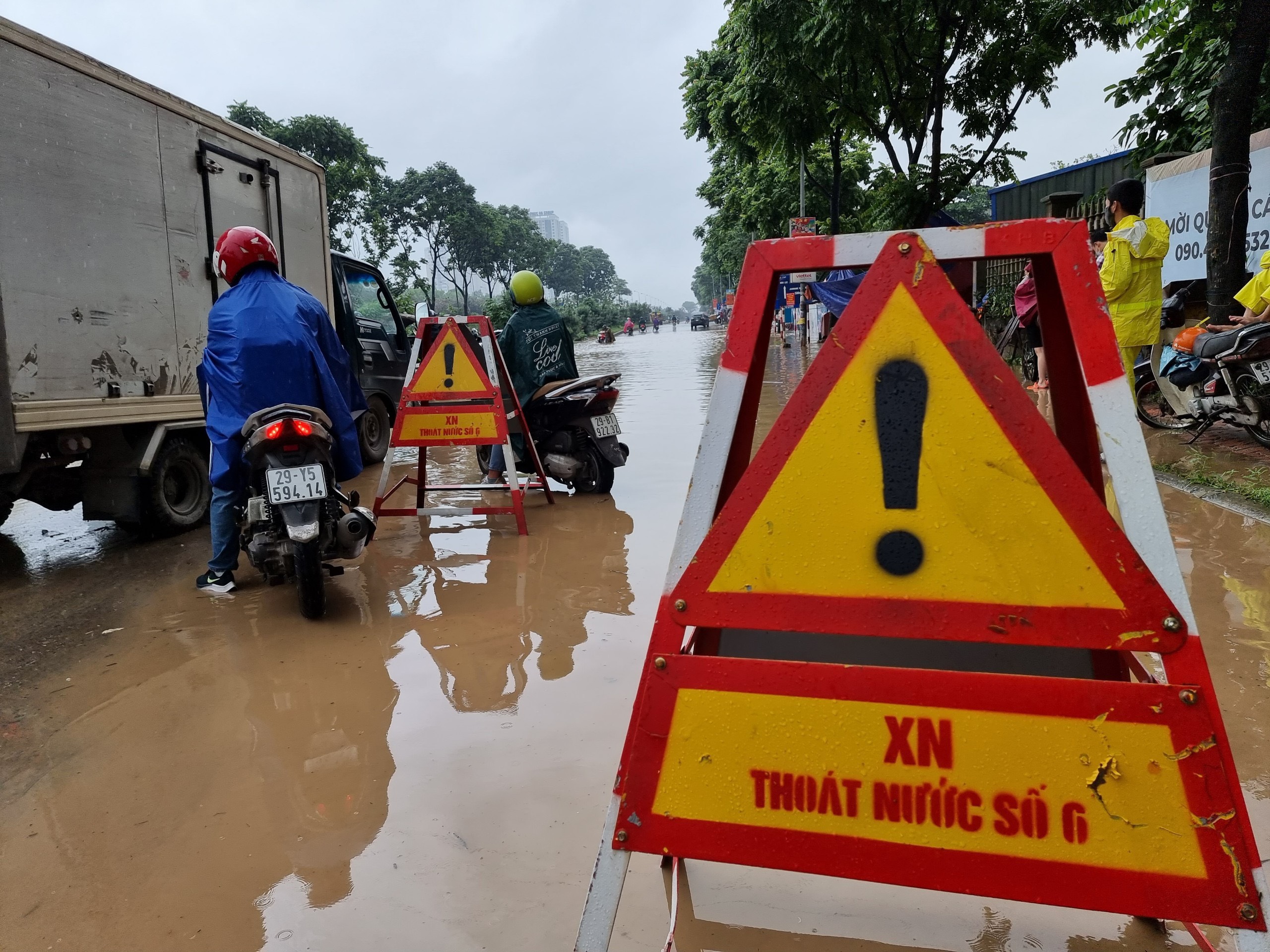 Đường phố Hà Nội ngập sâu, ùn tắc khủng khiếp vào sáng đầu tuần - 20