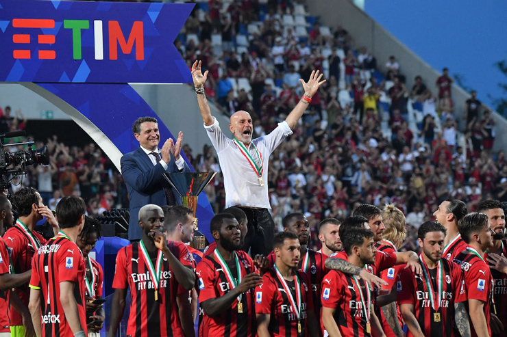 Khó đỡ HLV AC Milan vừa vô địch Serie A đã cầu xin fan điều này - 1