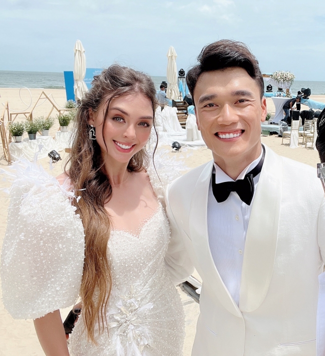 Ngày 22/5, thủ môn Bùi Tiến Dũng bí mật tổ chức hôn lễ với bạn gái người Ukraine tại một bờ biển lãng mạn ở Vũng Tàu.
