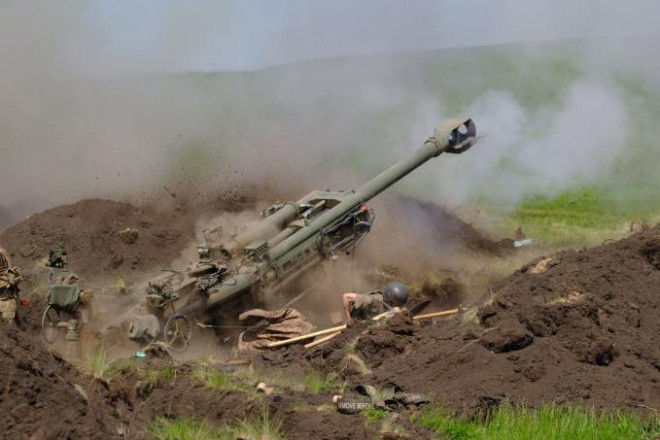 Máy bay Nga bắn tên lửa phá kho đạn pháo M777 Howitzer ở Ukraine - 1