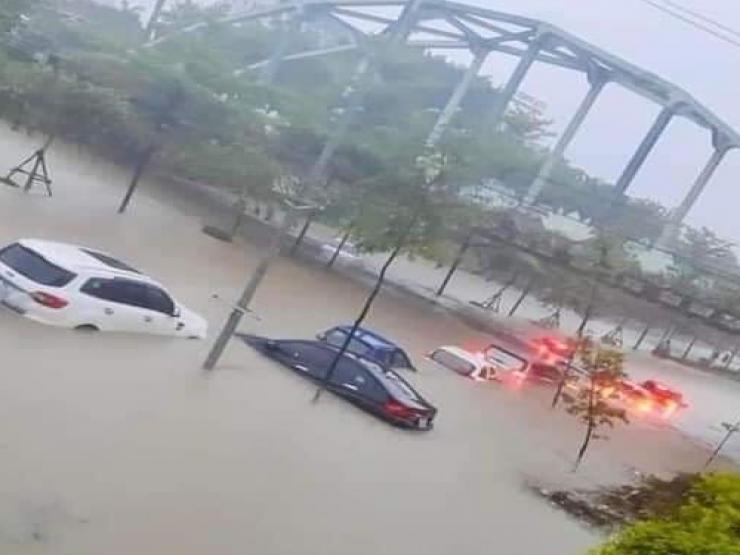 Hàng loạt ô tô mất hút trong ”biển nước” ở Bắc Ninh