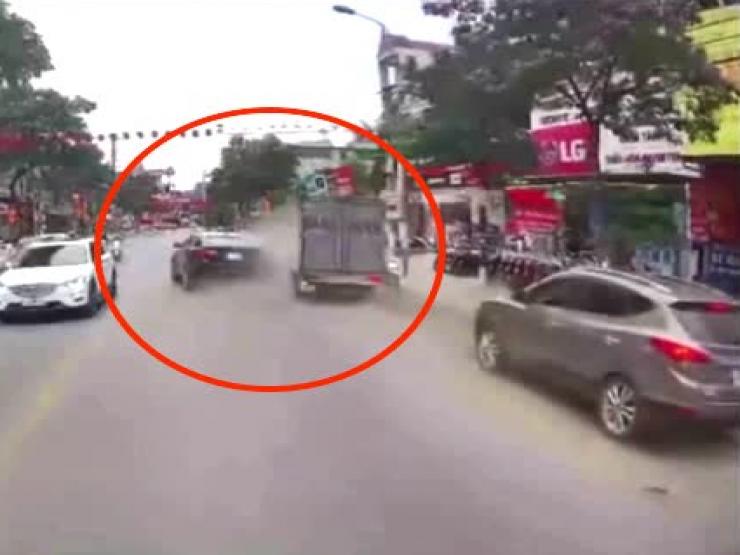 Clip: Ô tô tải lao vun vút tông xe sang BMW X6, húc văng người đi xe máy