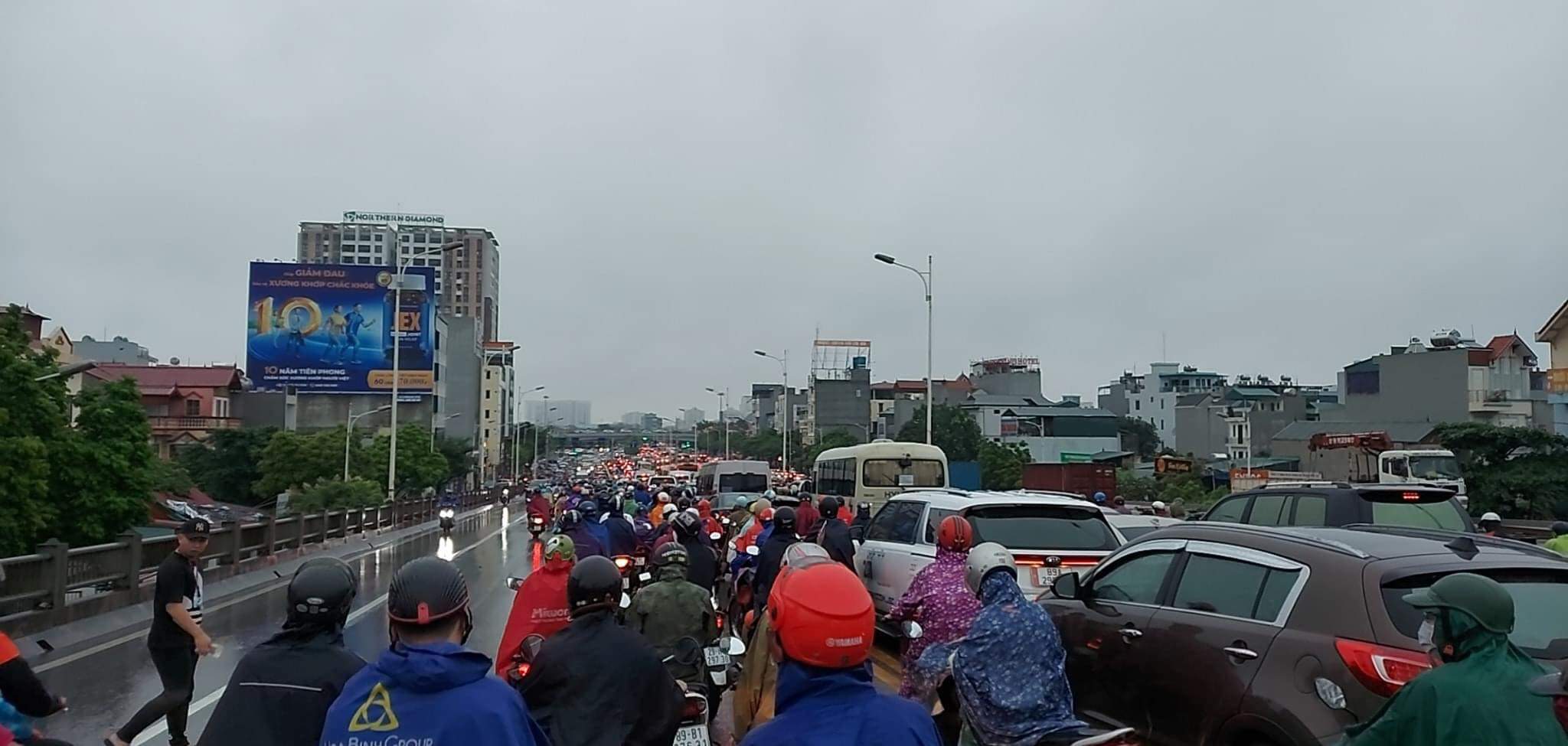 Hà Nội ùn tắc kinh hoàng, người dân chôn chân dưới trời mưa - 22