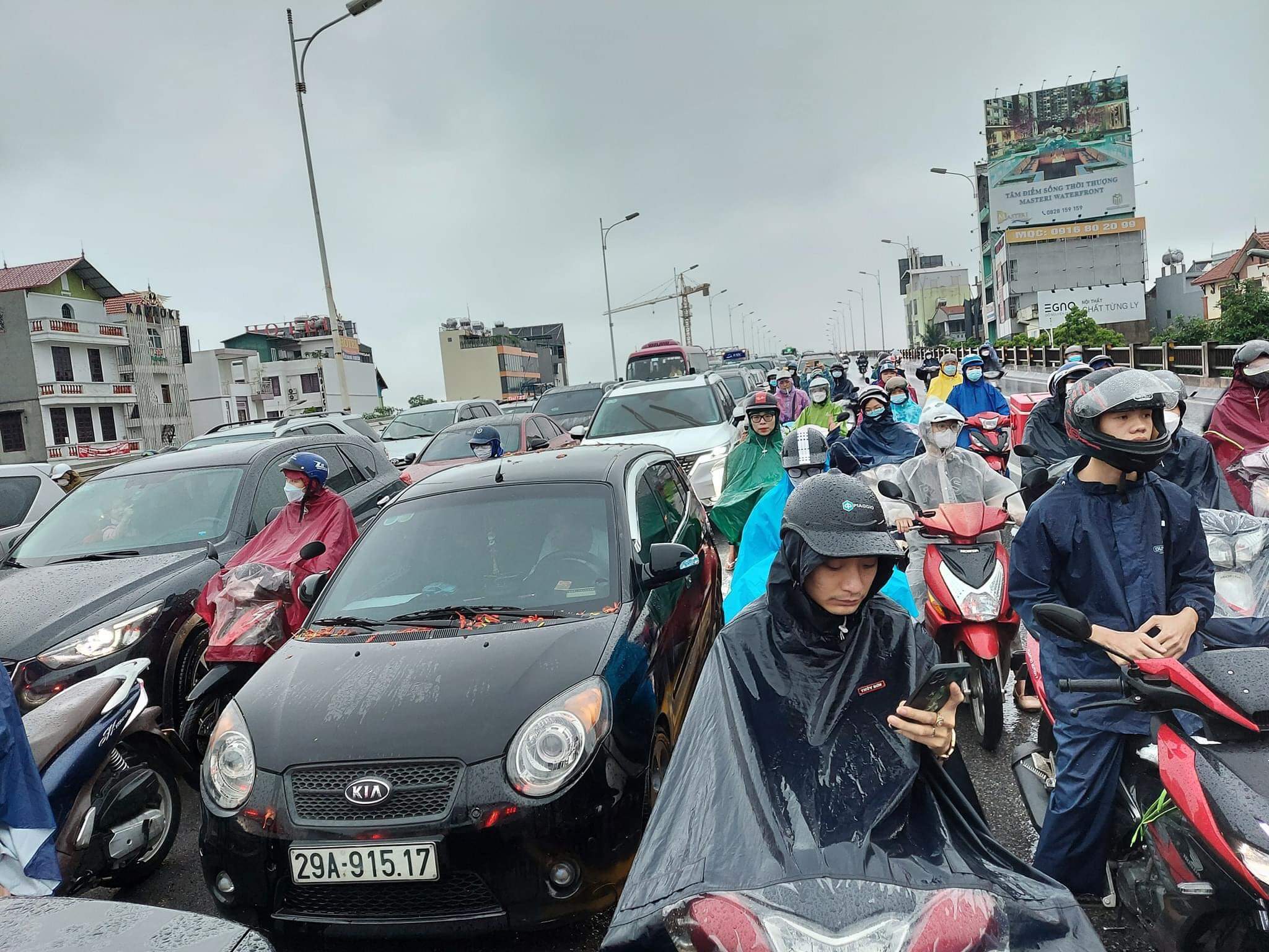 Hà Nội ùn tắc kinh hoàng, người dân chôn chân dưới trời mưa - 23