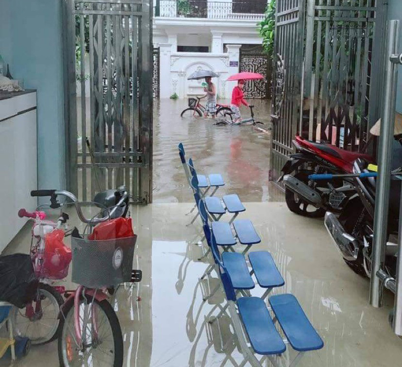 Hà Nội ùn tắc kinh hoàng, người dân chôn chân dưới trời mưa - 28
