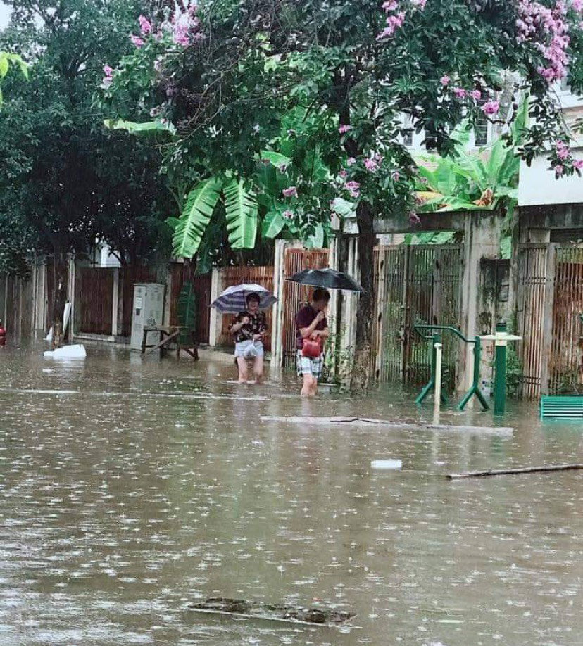 Hà Nội ùn tắc kinh hoàng, người dân chôn chân dưới trời mưa - 29