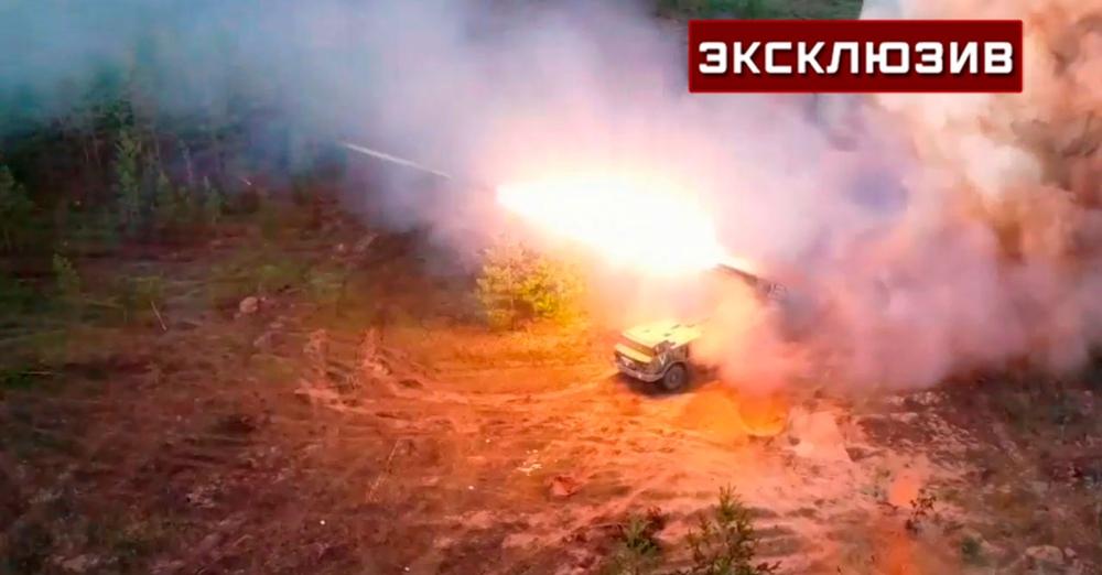 Nga tung video pháo phản lực phóng loạt “khạc lửa”, đối đầu pháo binh Ukraine ở Donbass - 1