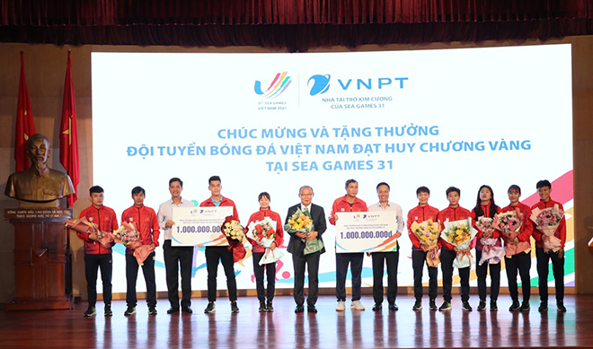 Tập đoàn VNPT thưởng “nóng” 2 tỷ đồng cho đội tuyển bóng đá nam U23 và đội tuyển bóng đá nữ Việt Nam - 1
