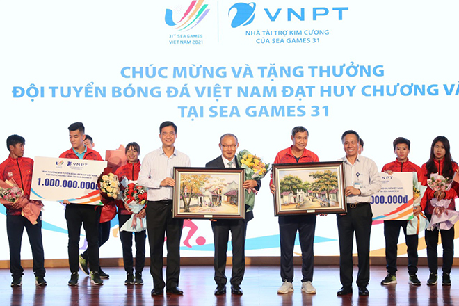 Tập đoàn VNPT thưởng “nóng” 2 tỷ đồng cho đội tuyển bóng đá nam U23 và đội tuyển bóng đá nữ Việt Nam - 3