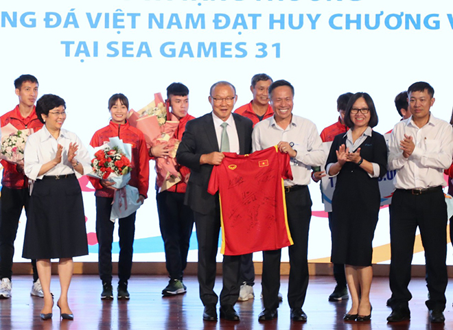 Tập đoàn VNPT thưởng “nóng” 2 tỷ đồng cho đội tuyển bóng đá nam U23 và đội tuyển bóng đá nữ Việt Nam - 4
