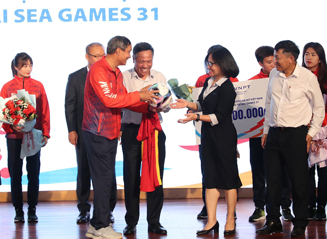 Tập đoàn VNPT thưởng “nóng” 2 tỷ đồng cho đội tuyển bóng đá nam U23 và đội tuyển bóng đá nữ Việt Nam - 5