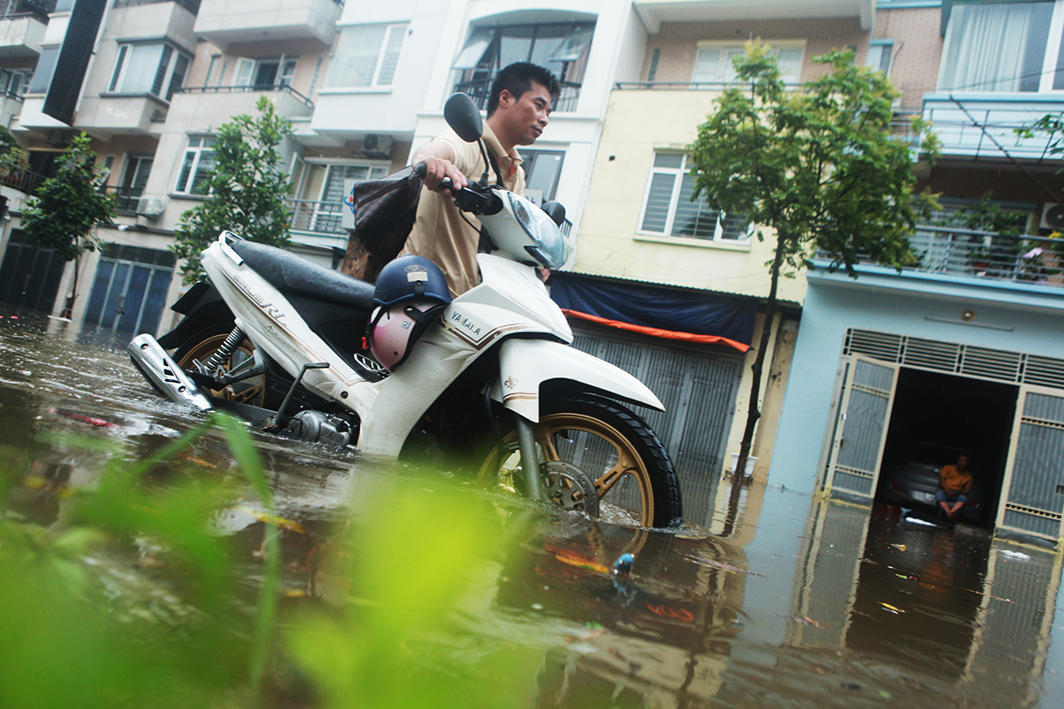 Hình ảnh lạ ở Hà Nội: Người dân kê bàn uống trà giữa dòng nước - 19