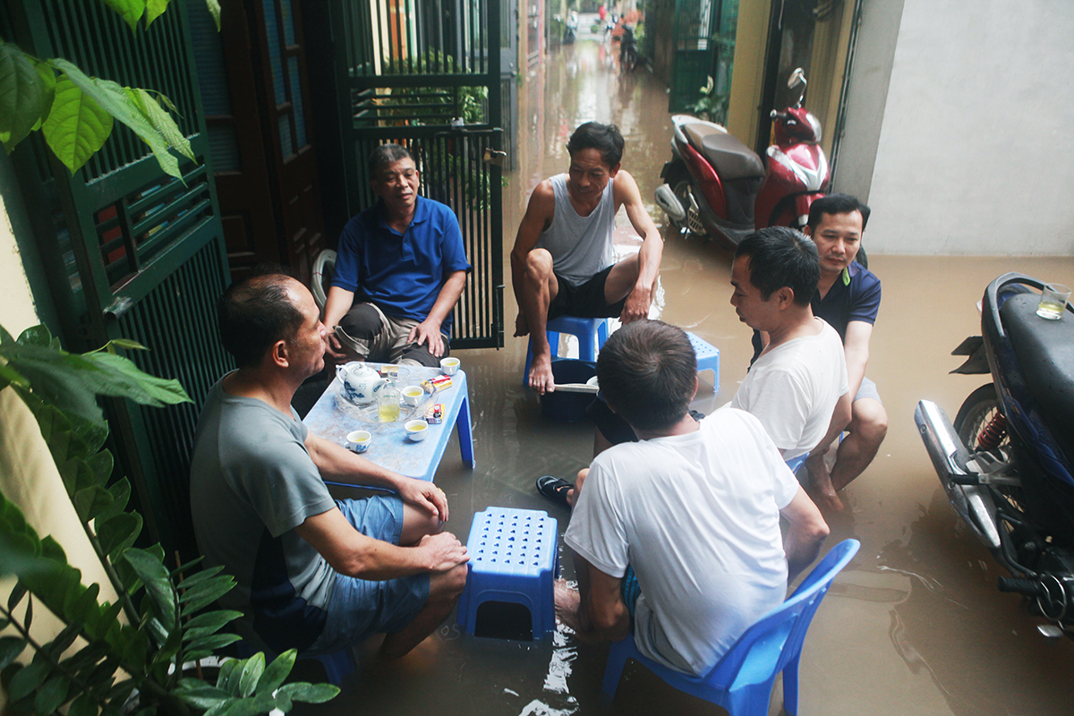 Hình ảnh lạ ở Hà Nội: Người dân kê bàn uống trà giữa dòng nước - 7