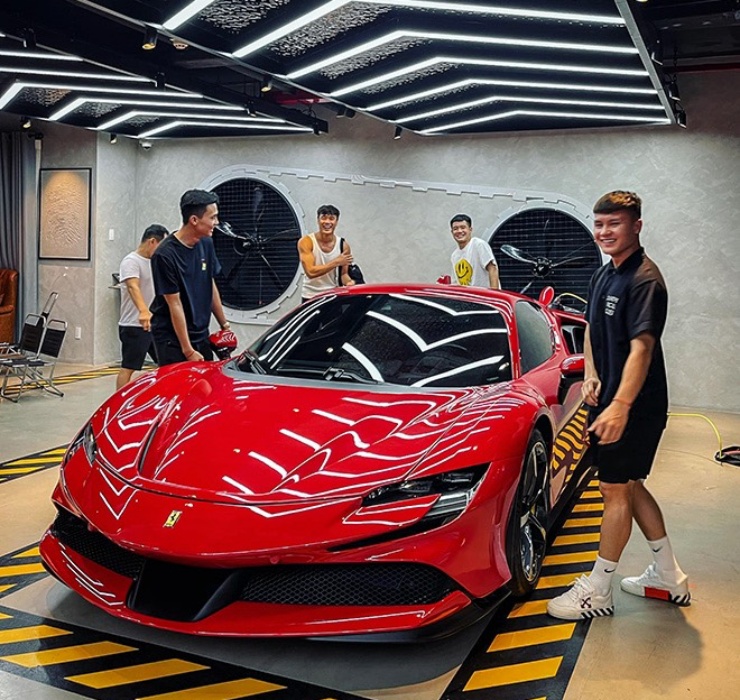 Sở hữu mức thu nhập “khủng” nhờ bóng đá và thu nhập từ quảng cáo, hàng loạt cầu thủ Việt Nam đã tậu được nhiều siêu xe đắt tiền từ khi cỏn rất trẻ. 
