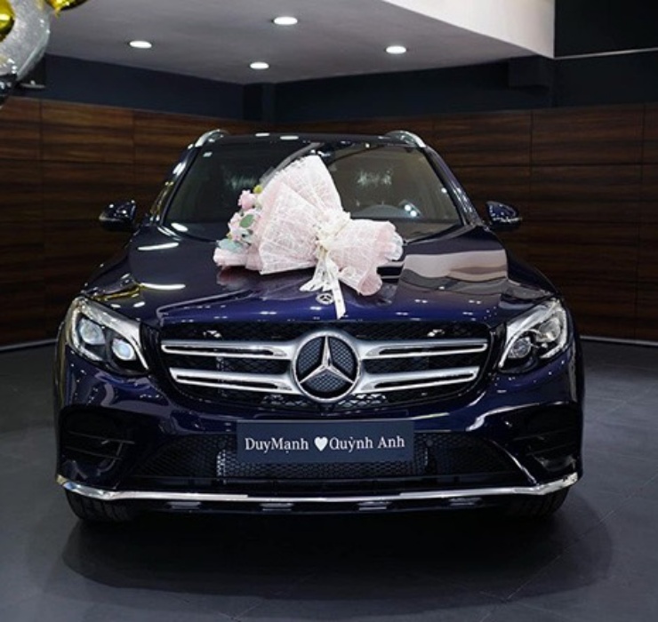 Tại thị trường Việt Nam, Mercedes - Benz GLC 300 đang phân phối với giá khoảng 2,2 tỷ đồng.
