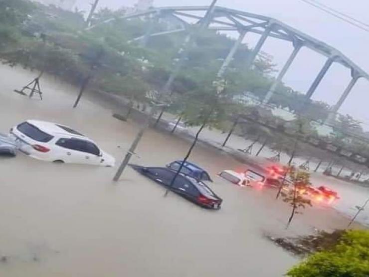 Hàng loạt ô tô mất hút trong ”biển nước” ở Bắc Ninh