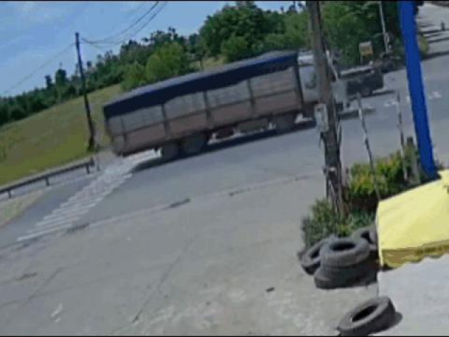 Clip: Lao vào đuôi xe tải, container nát đầu sau cú tông kinh hoàng