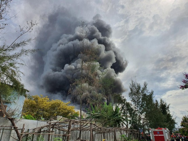 Đang cháy lớn tại công ty may ở Quảng Nam - 1