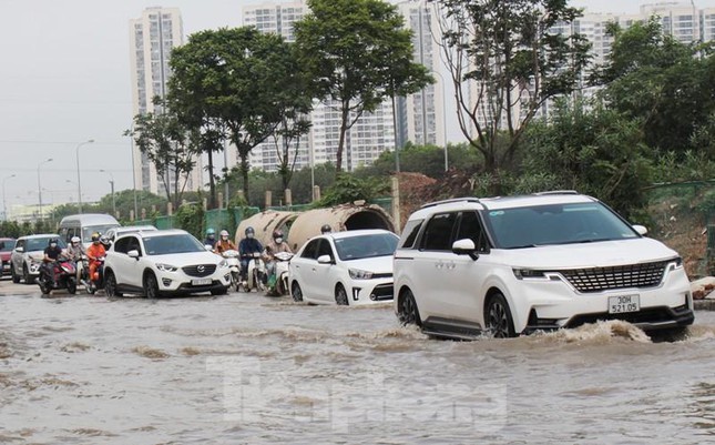 Hết mưa 1 ngày, đường gom Đại lộ Thăng Long vẫn chìm trong nước - 1