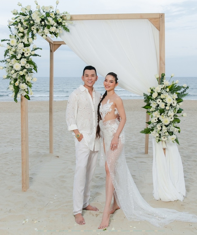 Ngày 25/4, đám cưới của Phương Trinh Jolie và Lý Bình thu hút sự quan tâm của công chúng với quy mô tiền tỷ. Mới đây, cặp đôi lại khiến dân mạng xuýt xoa với tiệc cưới ở biển Đà Nẵng.
