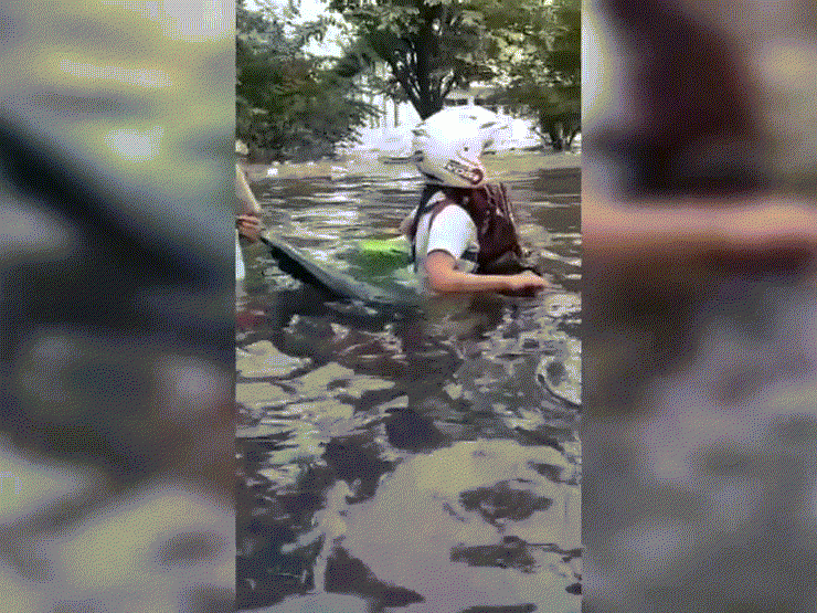 Video: Ngập nặng, xe máy hóa "tàu ngầm" ở Indonesia - 1