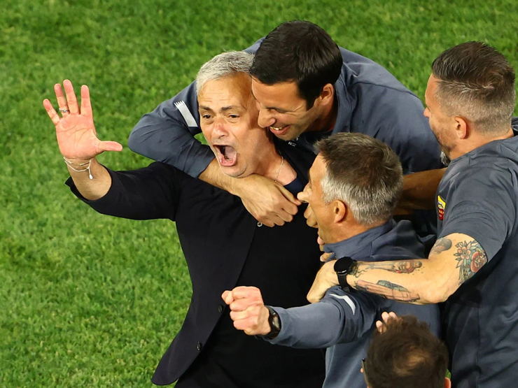 Mourinho ”lên đỉnh” châu Âu với Roma, lập nhiều kỷ lục vô tiền khoáng hậu