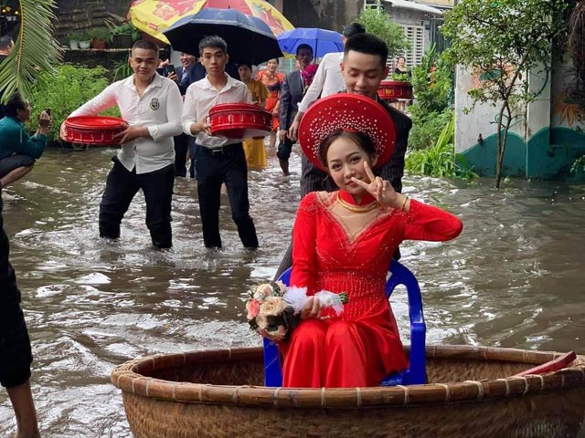 Đám cưới ngày mưa lũ, cô dâu ngồi thuyền thúng chú rể đẩy