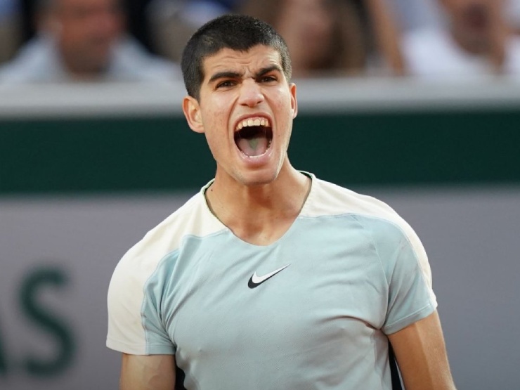 Roland Garros ngày 4: Alcaraz thắng kịch tính, ”tiểu Federer” hạ trai hư